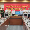 Phó Thủ tướng Lê Tiến Châu trao tặng 100 bộ máy tính cho ngành giáo dục tỉnh Cao Bằng. (Ảnh: TTXVN phát)