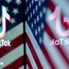 Biểu tượng TikTok trên nền quốc kỳ Mỹ. (Ảnh: AFP/TTXVN)