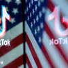 Biểu tượng TikTok trên nền quốc kỳ Mỹ. (Ảnh: AFP/TTXVN)