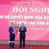 Ông Nguyễn Quang Dương, Phó trưởng Ban Tổ chức Trung ương trao quyết định cho ông Vương Quốc Tuấn. (Ảnh: Hoàng Nguyên/TTXVN)