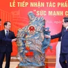 Lễ tiếp nhận tác phẩm điêu khắc ánh sáng “Sức mạnh của lòng dân”