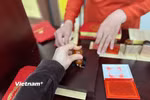 Công chúng có cơ hội "chạm" vào di sản tại không gian “Thưởng lãm Châu phê - Lưu dấu Mộc bản.” (Ảnh: Mai Mai/Vietnam+)