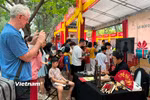 Du khách quốc tế đánh giá cao các sản phẩm du lịch gắn với di sản văn hóa, ẩm thực, làng nghề truyền thống... của Thủ đô. (Ảnh: Mai Mai/Vietnam+)