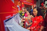 Rực rỡ sắc màu cử tri Thủ đô đi bỏ phiếu trong "ngày hội non sông"
