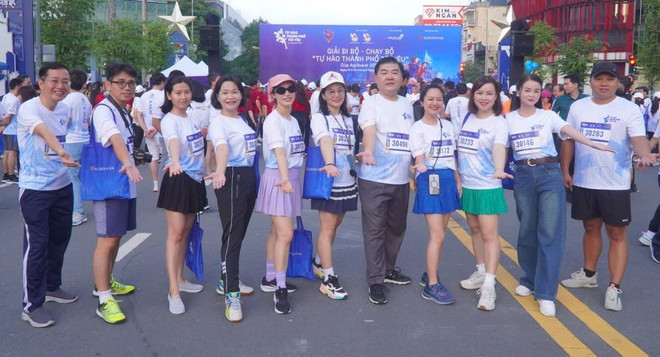 Các vận động viên hào hứng check in. (Ảnh: TTXVN) 3.jpg