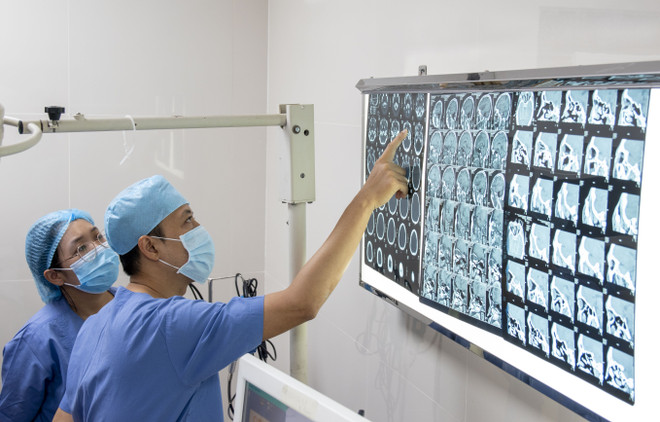 Bác sĩ chuyên khoa mắt quan sát kết quả CT Scan. (Ảnh: Khánh Ly/Vietnam+)