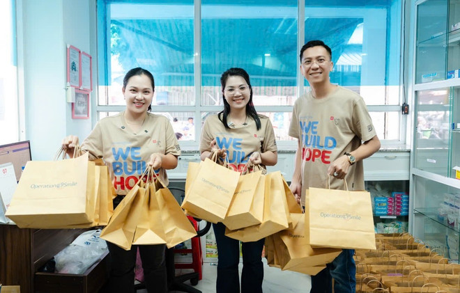 Nhiều phần quà thiết thực và ý nghĩa đã được trao đến cho các gia đình có trẻ dị tật hàm mặt để phẫu thuật, đem lại nụ cười cho các em. (Ảnh: Khánh Ly/Vietnam+) a3e81ea2585dee03b74c.jpg