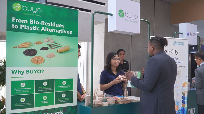 Los visitantes extranjeros se interesan por las actividades del Día de la Innovación Abierta 2025. (Foto: PV/Vietnam+) cn2.jpg
