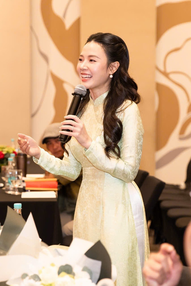 តារាសម្ដែង Mi Du ត្រូវបានអ្នកសិល្បៈស្វាគមន៍ដោយមនុស្សជាច្រើននៅក្នុងព្រឹត្តិការណ៍នេះ។ (រូបថត៖ PV/Vietnam+) 1000007820.jpg