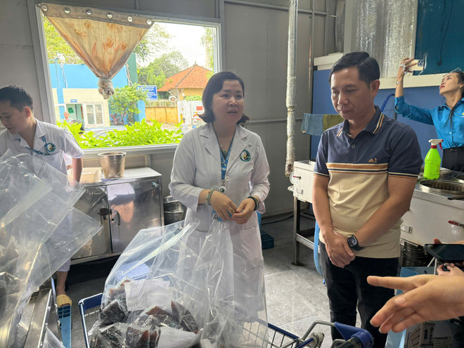 Místnost s léčivými odvary v nemocnici tradiční medicíny v Ho Či Minově Městě je jednou z destinací zdravotní turistiky, která láká domácí i zahraniční turisty k návštěvě a lékařské péči. (Foto: PV/Vietnam+) z7174403183463-147c943f5c0b5c42931ac68a4e16f780.jpg