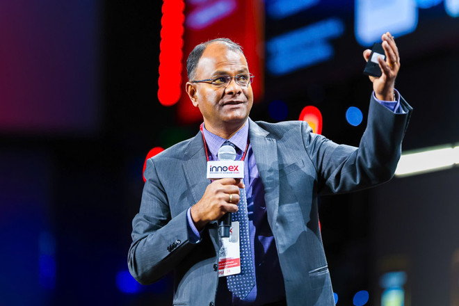 Ông Sudeepto Roy, Phó Chủ tịch Kỹ thuật, Tập đoàn Qualcomm phát biểu tại lễ tổng kết trao giải. (Ảnh: Khánh Ly/Vietnam+) 1000006502.jpg