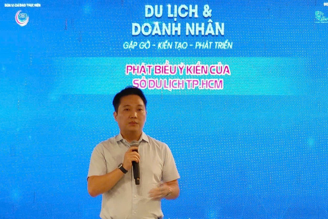 Ông Lê Trương Hiền Hòa - Phó Giám đốc Sở Du lịch chia sẻ những nỗ lực của Sở trong thúc đẩy chuyển đổi số. (Ảnh: Khánh Ly/Vietnam+) z6604451053280-3da62a7e598537a461f8acec88756517.jpg