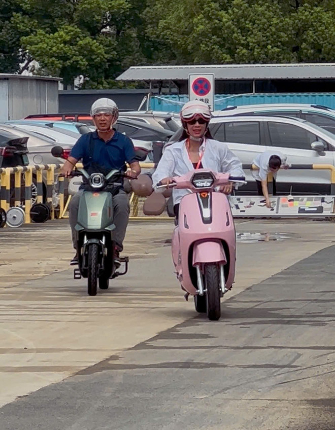 Banyak orang Vietnam memilih kendaraan listrik Yadea. (Foto: Khanh Ly/Vietnam+) 42010063310296815531.jpg