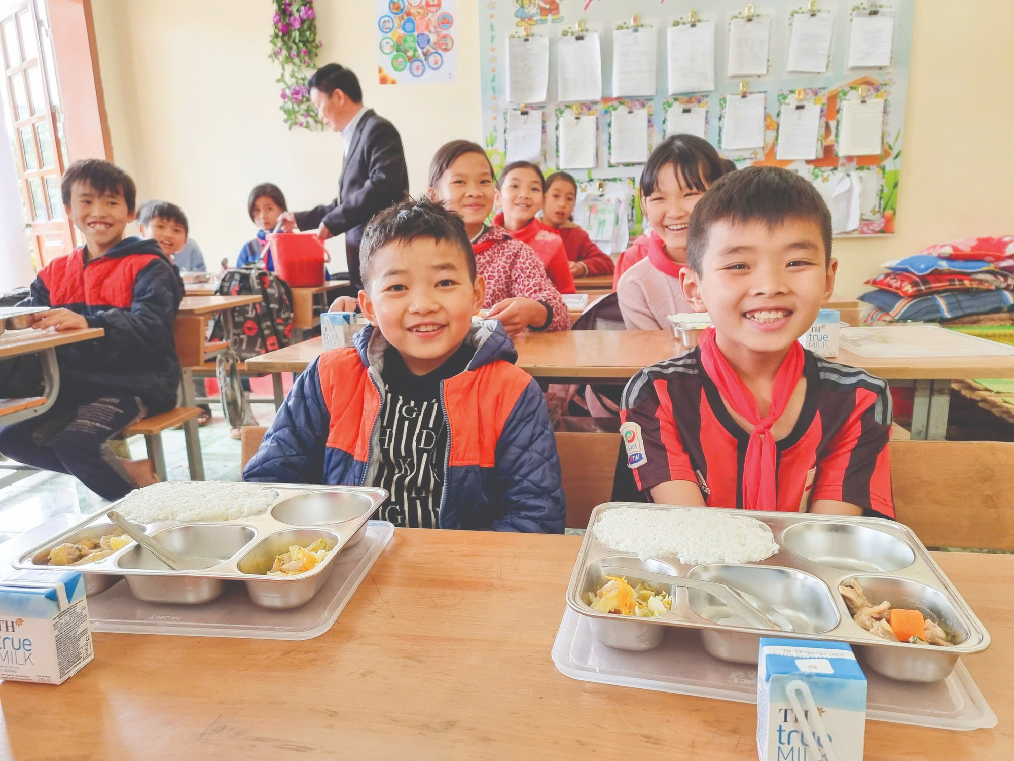 Việc cung cấp đủ dinh dưỡng cho trẻ sẽ giúp tận dụng cơ hội vàng để phát triển thể chất, tầm vóc, trí lực.(Ảnh: PV/Vietnam+) Bua an hoc duong-mo hinh diem 4.jpg