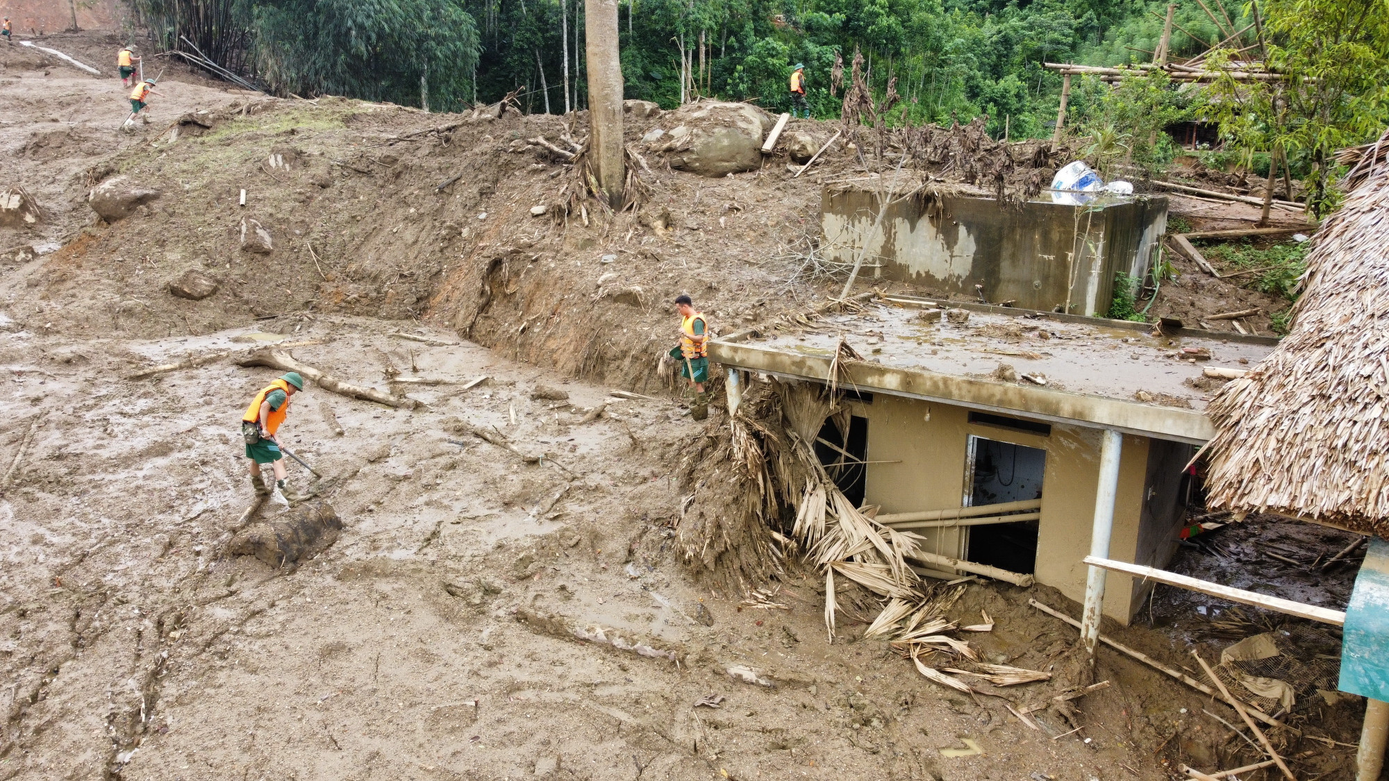 Lực lượng quân đội tiếp tục dò tìm tại vị trí nơi có khả năng có nạn nhân. Ảnh: Hoàng Hiếu - TTXVN
