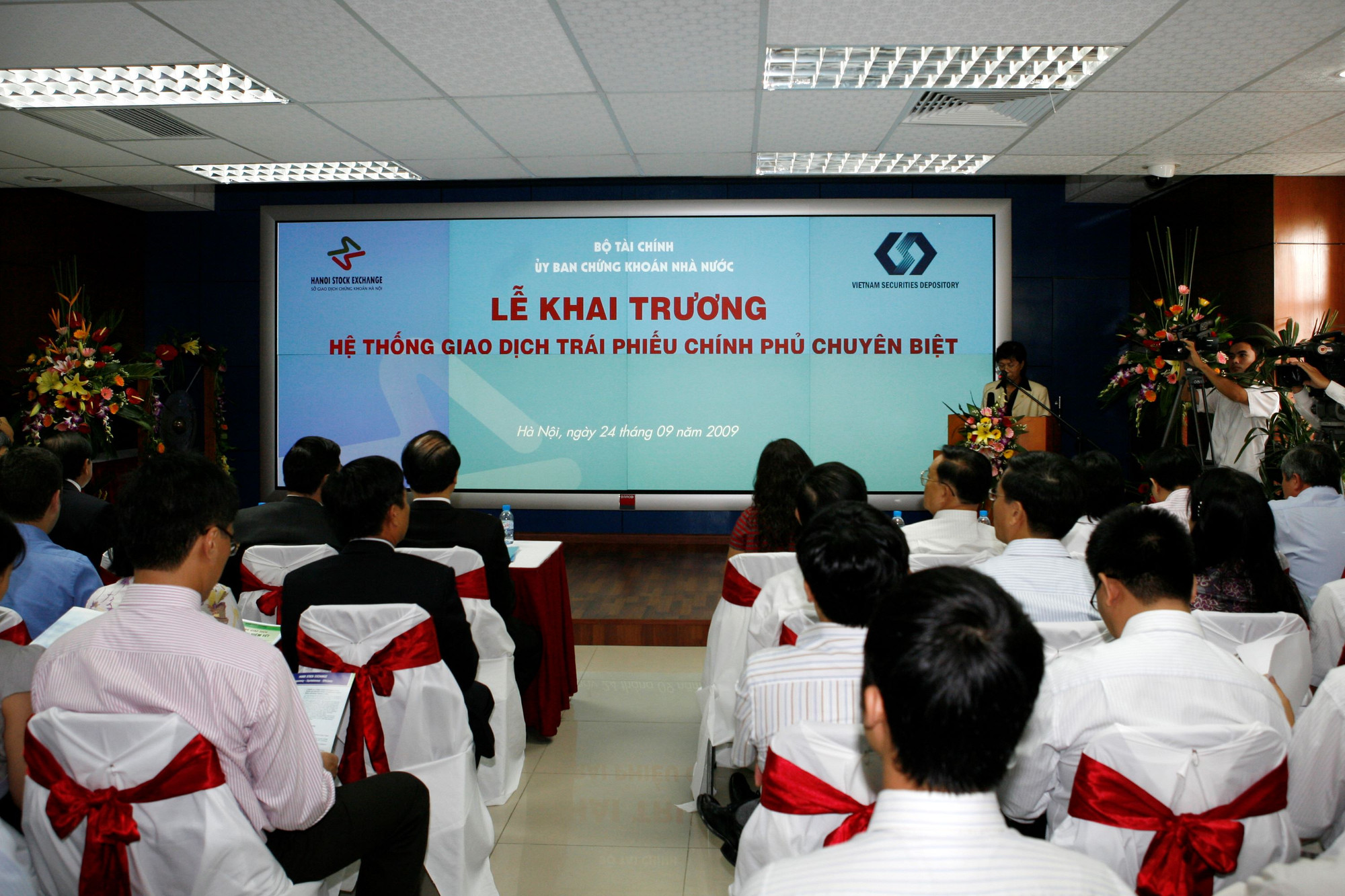 Toàn bộ hàng hóa trên thị trường trái phiếu Chính phủ chuyên biệt đã được phát hành qua đấu thầu tập trung từ năm 2006 và niêm yết tập trung tại Sở giao dịch Chứng khoán Hà Nội từ năm 2008. (Ảnh: HNX)