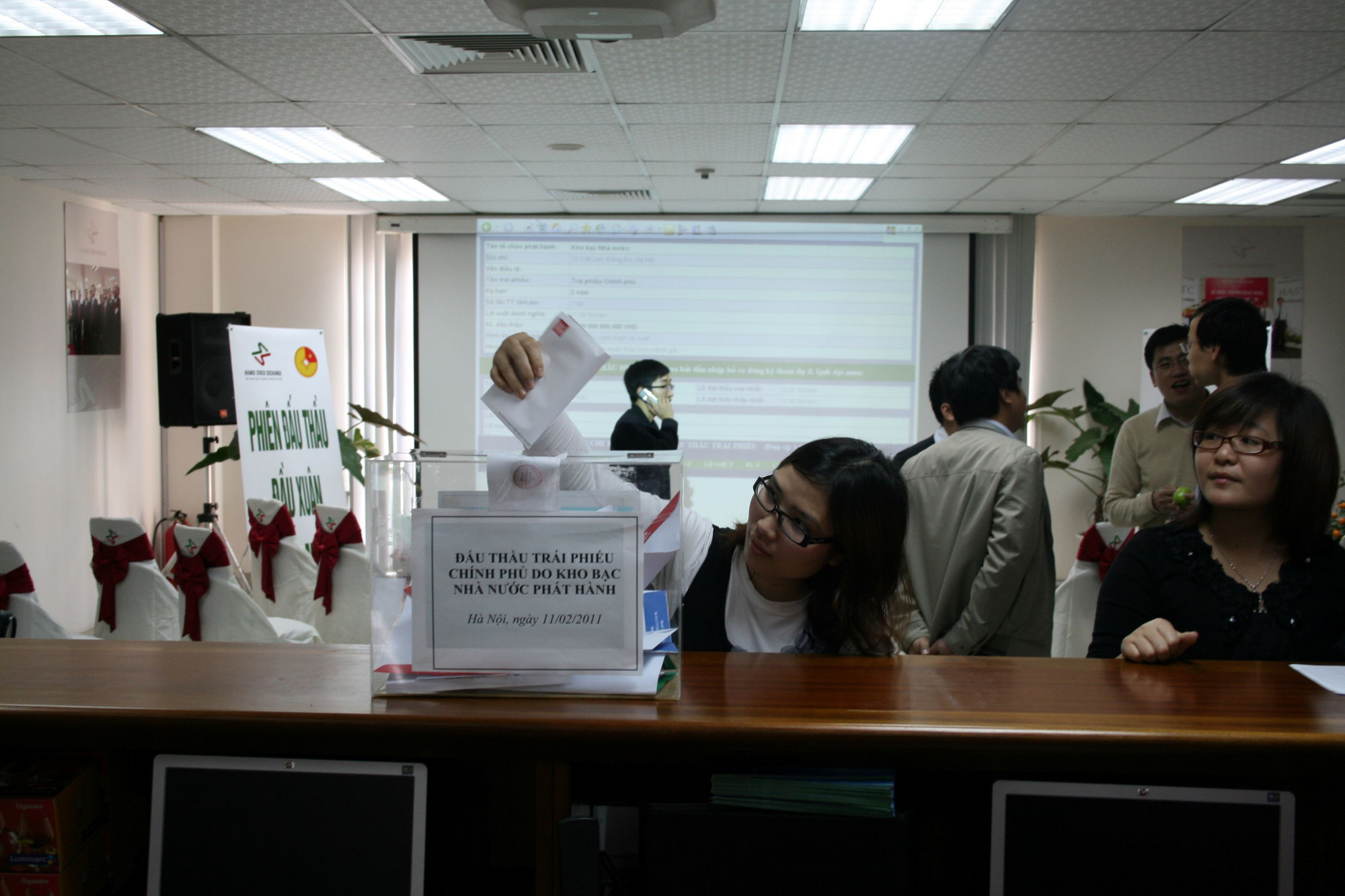 HNX phối hợp với Kho bạc Nhà nước đã xây dựng nhiều nghiệp vụ đấu thầu mới và chủ động nâng cấp hệ thống để phù hợp với các nghiệp vụ mới. (Ảnh: Vietnam+)