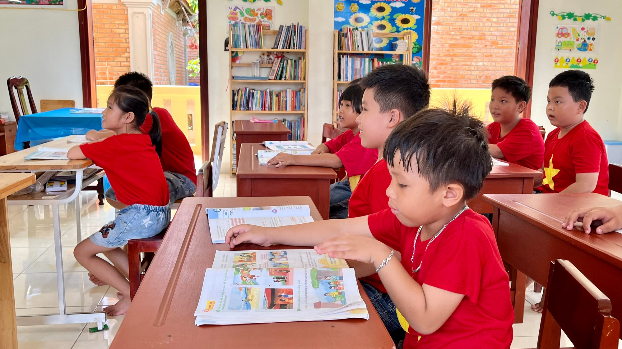 Về giáo dục, các em học sinh có điều kiện và môi trường học tập đảm bảo, thông tin và các nội dung mới luôn được cập nhật. vnp_TS16.jpg