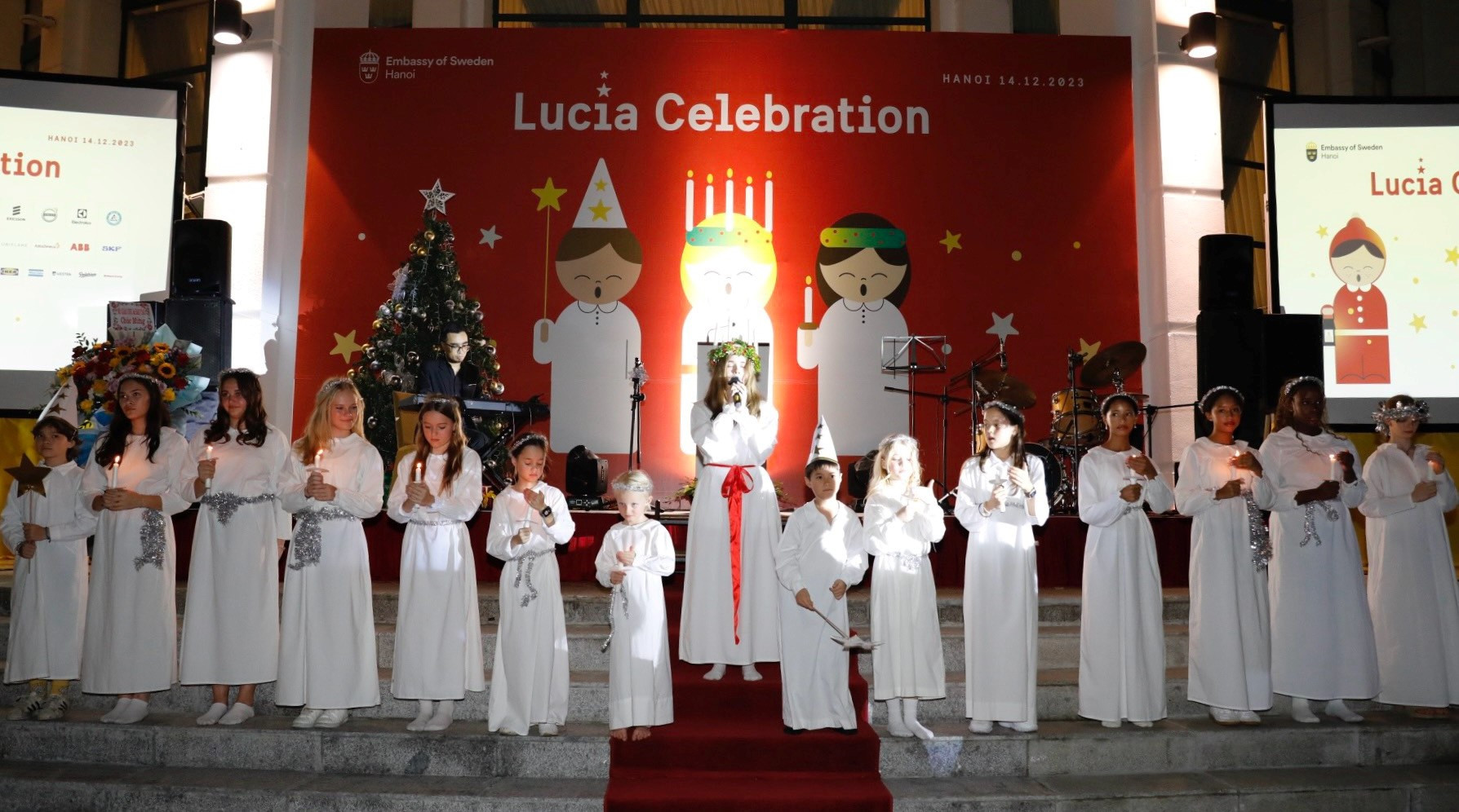 Lễ hội Lucia truyền thống của Thụy Điển tổ chức tại Hà Nội ngày 14/12/2023. (Nguồn: Đại sứ quán Thụy Điển tại Việt Nam) lucia-7109.jpg