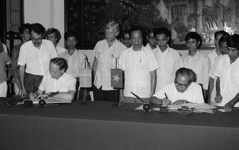 Thứ trưởng Ngoại thương Đinh Phú Định và Trưởng đoàn Kinh tế Chính phủ Vương quốc Thụy Điển ký Hiệp định và văn kiện viện trợ cho Việt Nam phát triển kinh tế giai đoạn 1987-1989. (Ảnh: Xuân Lâm/TTXVN) ttxvn-thuy-dien-vien-tro-4803.jpg