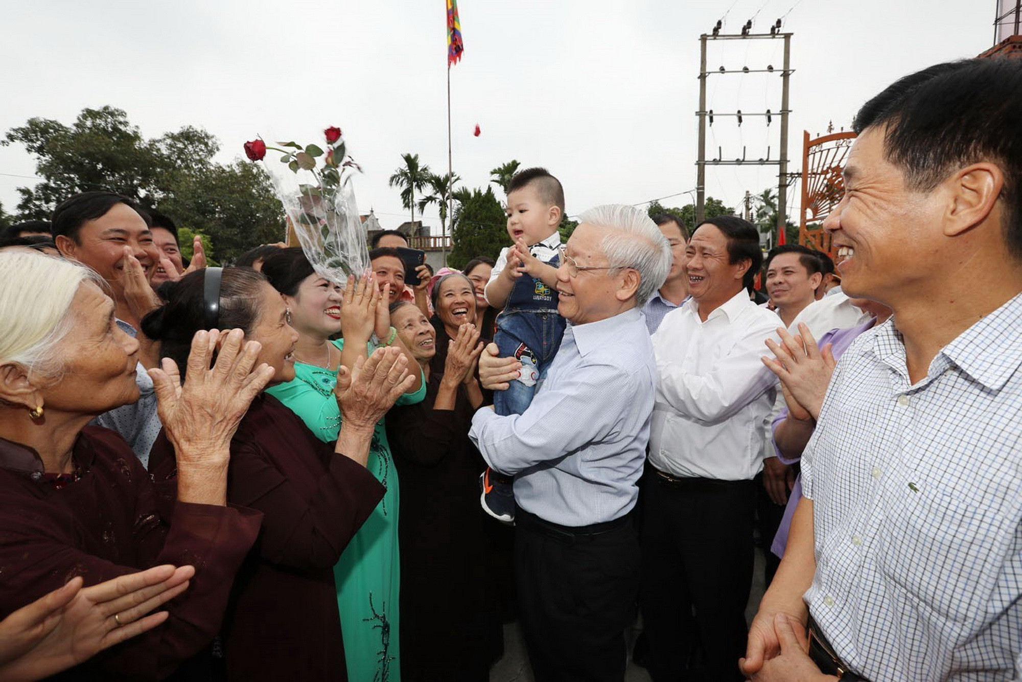 Tổng Bí thư Nguyễn Phú Trọng với nhân dân thôn Thượng Điện, xã Vinh Quang, huyện Vĩnh Bảo, thành phố Hải Phòng. (Ảnh: Trí Dũng/TTXVN)