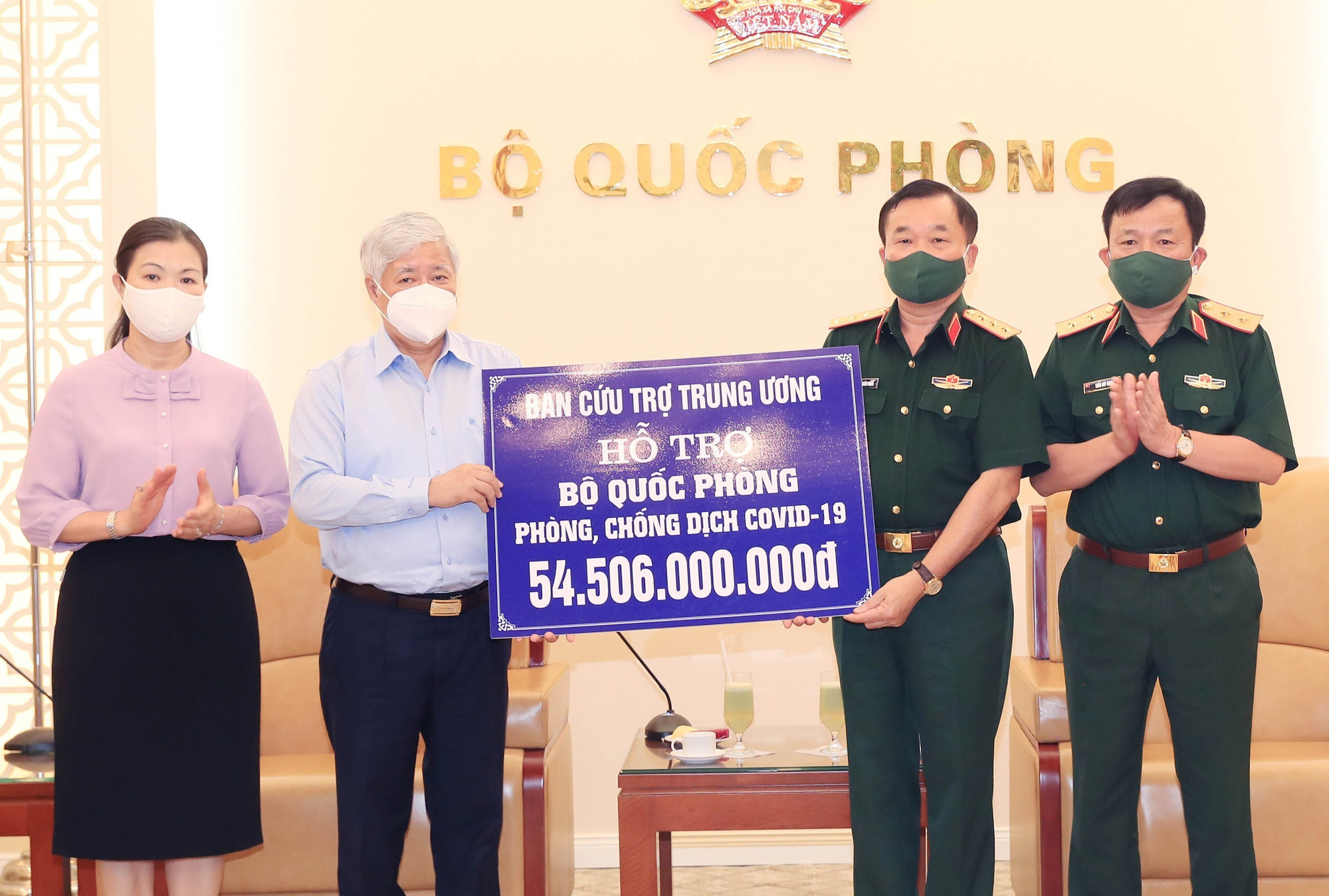 Ông Đỗ Văn Chiến, Chủ tịch Ủy ban Trung ương Mặt trận Tổ quốc Việt Nam trao hỗ trợ ủng hộ phòng chống dịch COVID-19 cho Bộ Quốc phòng. (Ảnh: Trọng Đức/TTXVN) TTXVN_2405quocphong1
