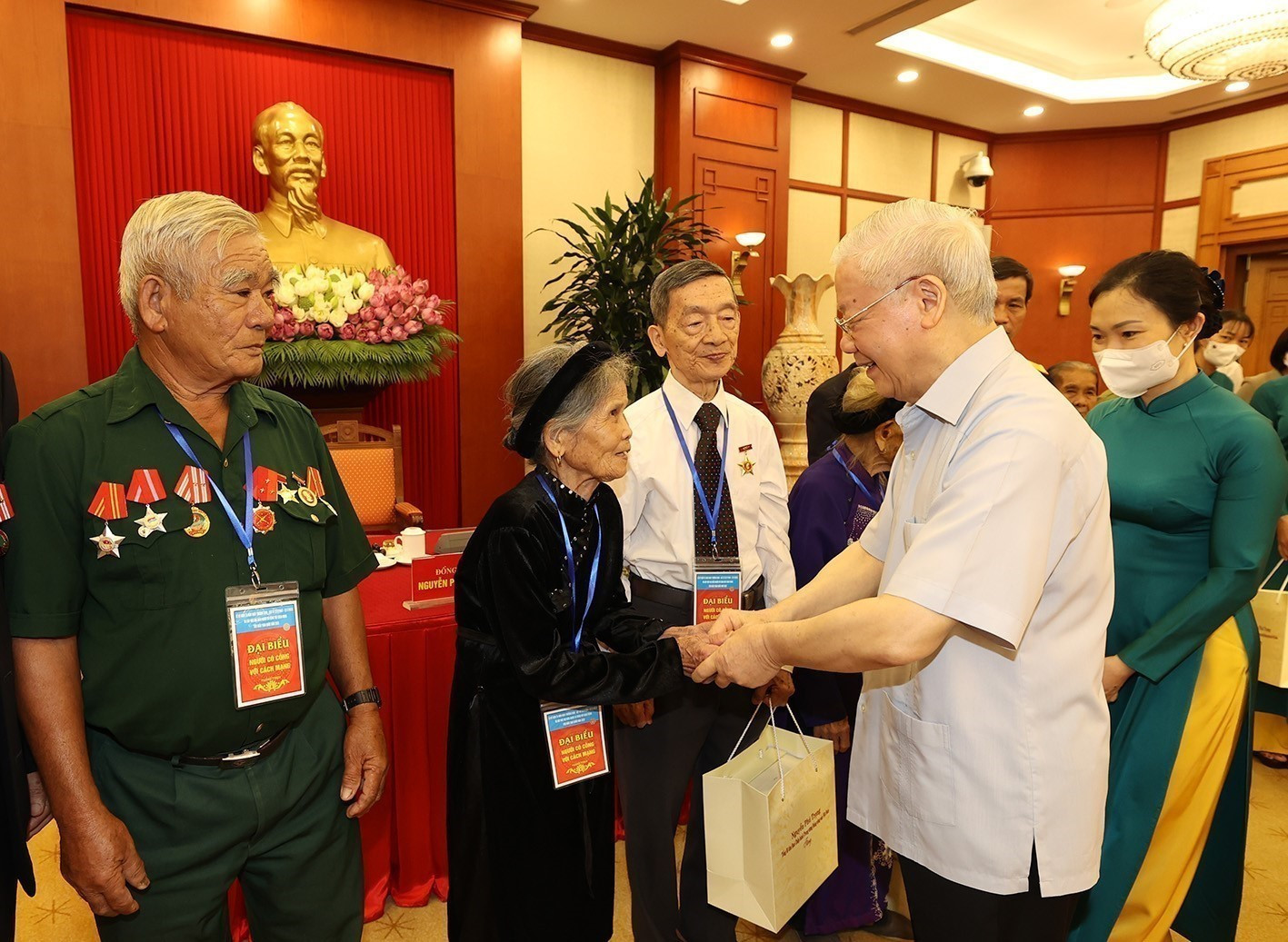 ttxvn_tong bi thu nguoi co cong.jpg