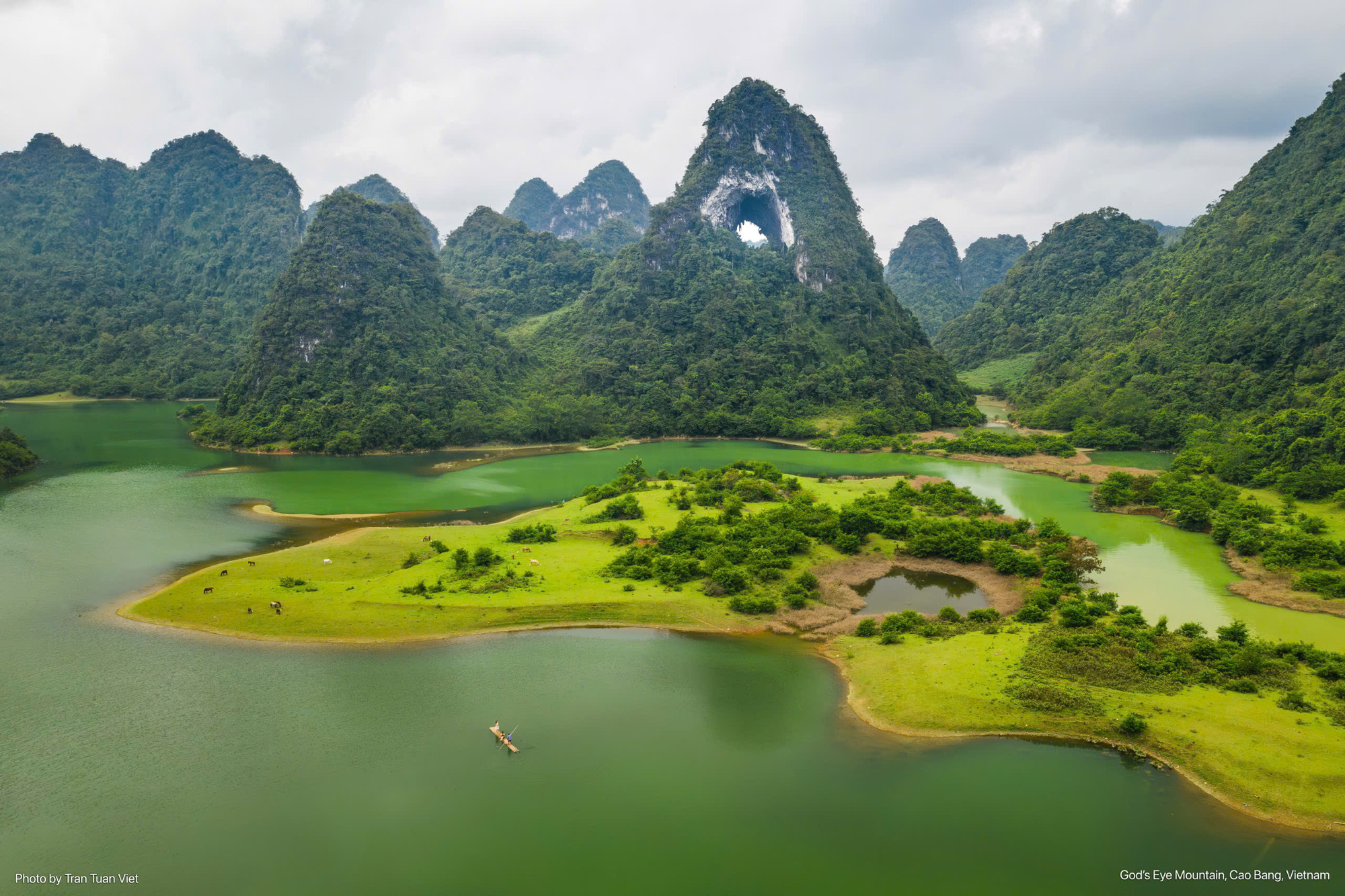 Núi Mắt Thần nằm gọn trong lòng thung lũng giữa quần thể hồ Thang Hen của Công viên địa chất non nước Cao Bằng, nơi có khung cảnh vô cùng quyến rũ. (Ảnh: Trần Tuấn Việt) z5835922115659_ed177e0ba9ec293ce2d17ed63d9a4391.jpg