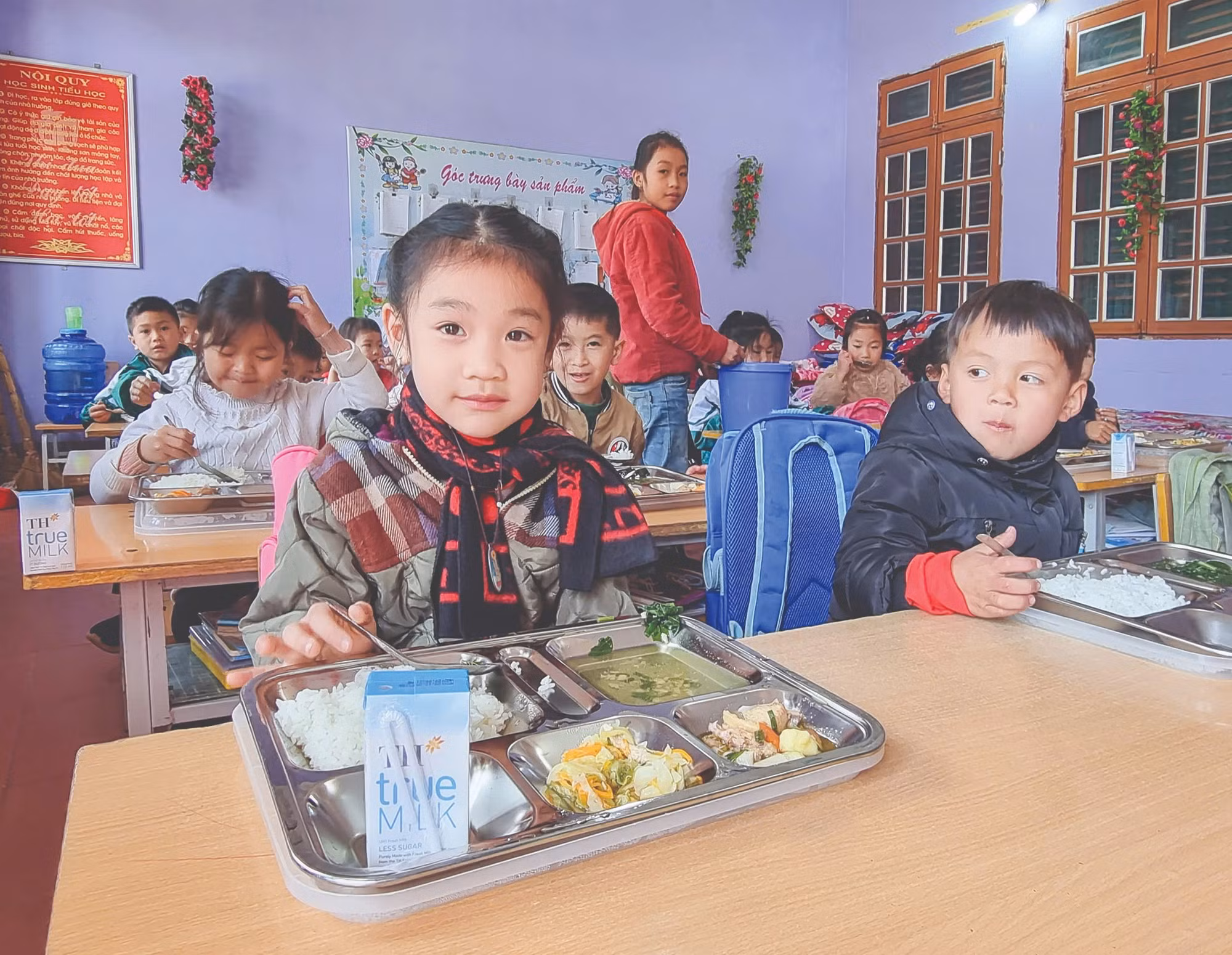 Học sinh được ăn bữa trưa đủ dinh dưỡng trong chương trình Mô hình điểm bữa ăn học đường. (Ảnh: PV/Vietnam+)