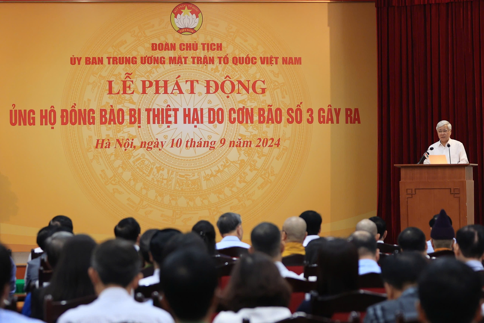 Thông qua tài khoản tiếp nhận của Ban Vận động Cứu trợ Trung ương đã tiếp nhận số tiền ủng hộ lên tới trên 2.000 tỷ đồng ủng hộ đồng bào bị thiệt hại do cơn bão số 3 gây ra. (Ảnh: PV/Vietnam+) ba6ad047fdcd5a9303dc (1).jpg