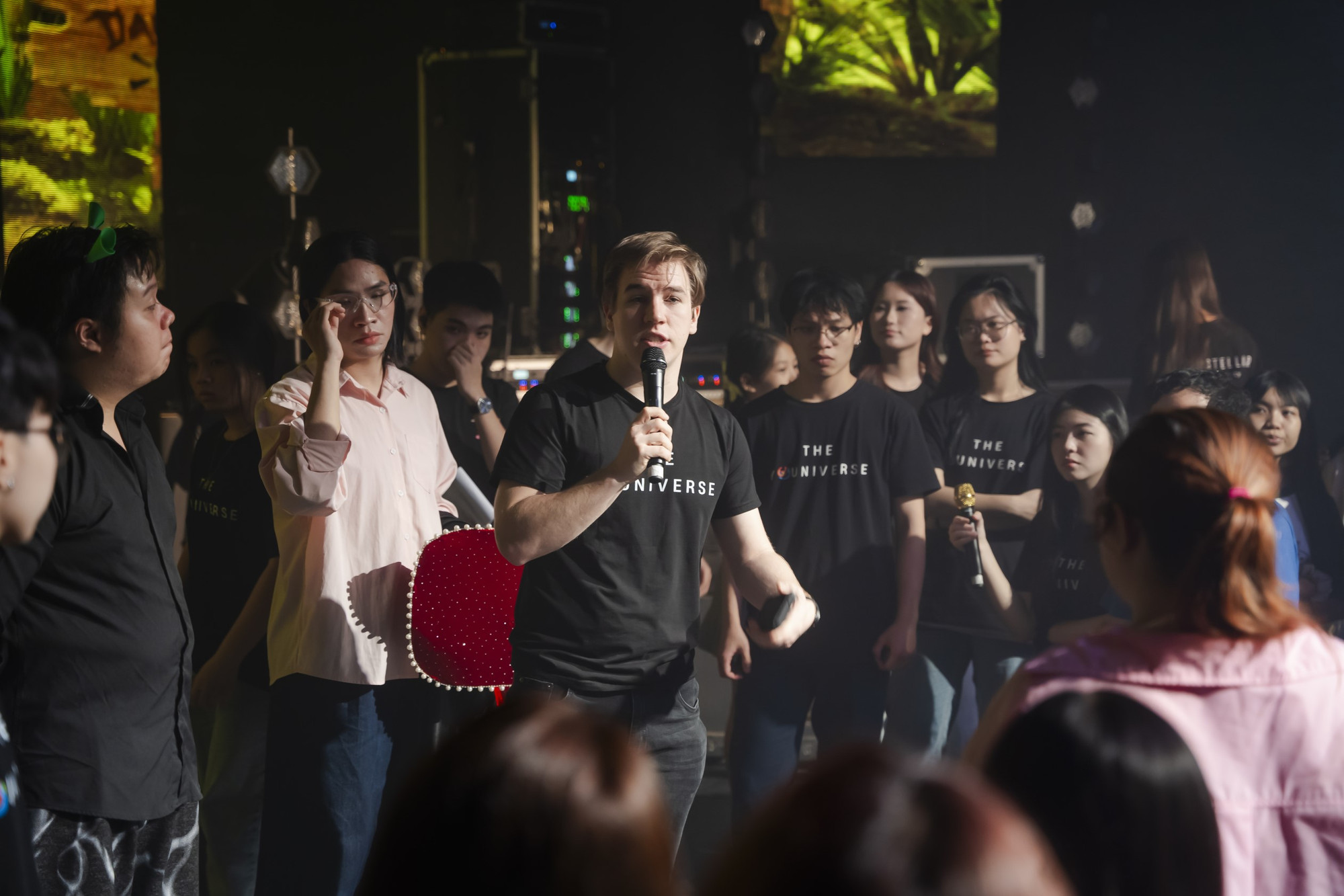 Đạo diễn Jesse Donaldson Jarret tham gia chỉ đạo diễn xuất. (Ảnh: PV/Vietnam+) jesse1.jpg