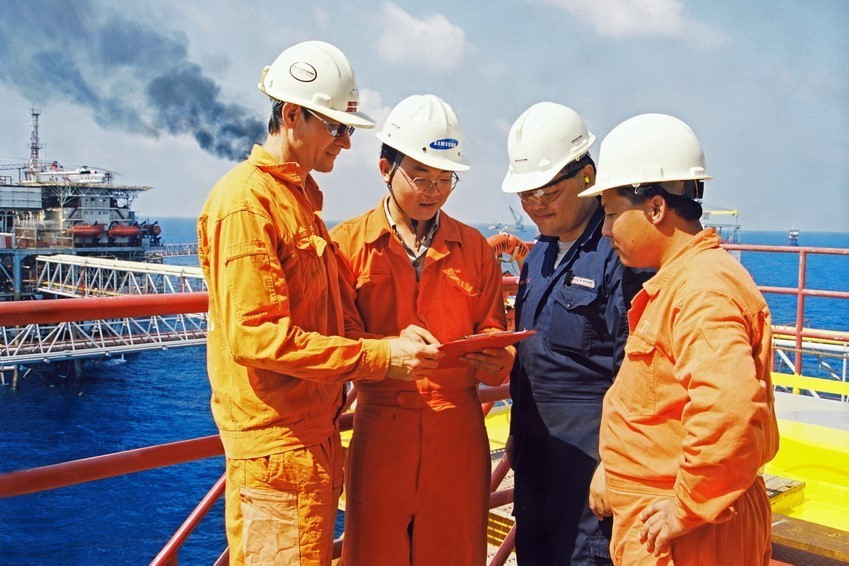Cán bộ, chuyên gia Nga và Việt Nam trên giàn khoan dầu khí ở ngoài khơi Vũng Tàu. (Ảnh: TTXVN) vna_potal_viet_–_nga_quan_he_huu_nghi_truyen_thong_va_hop_tac_toan_dien_125512677_3584839.jpg