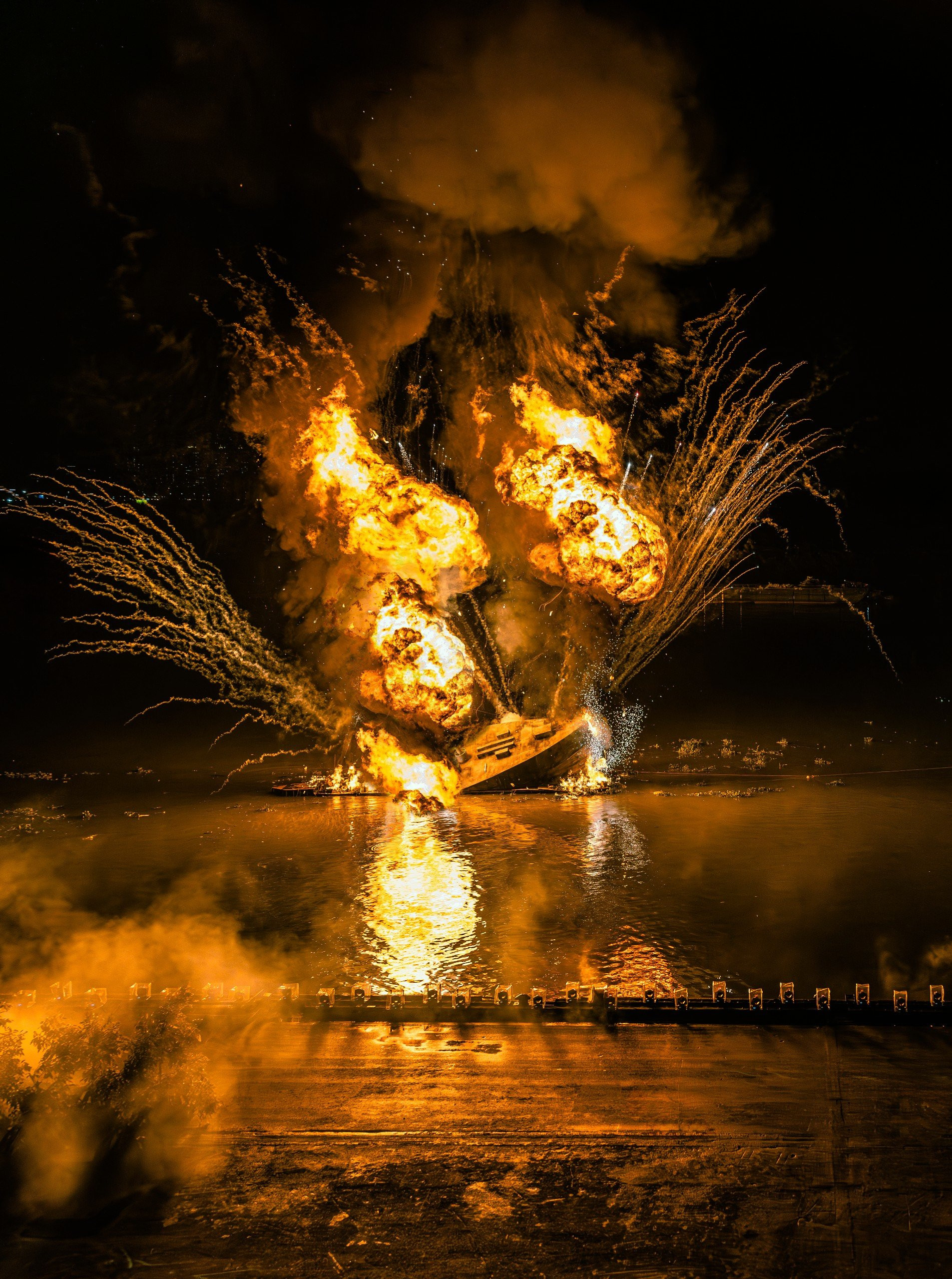 cảnh cháy nổ con thuyền trên sông trong trận đánh rừng Sác.jpg