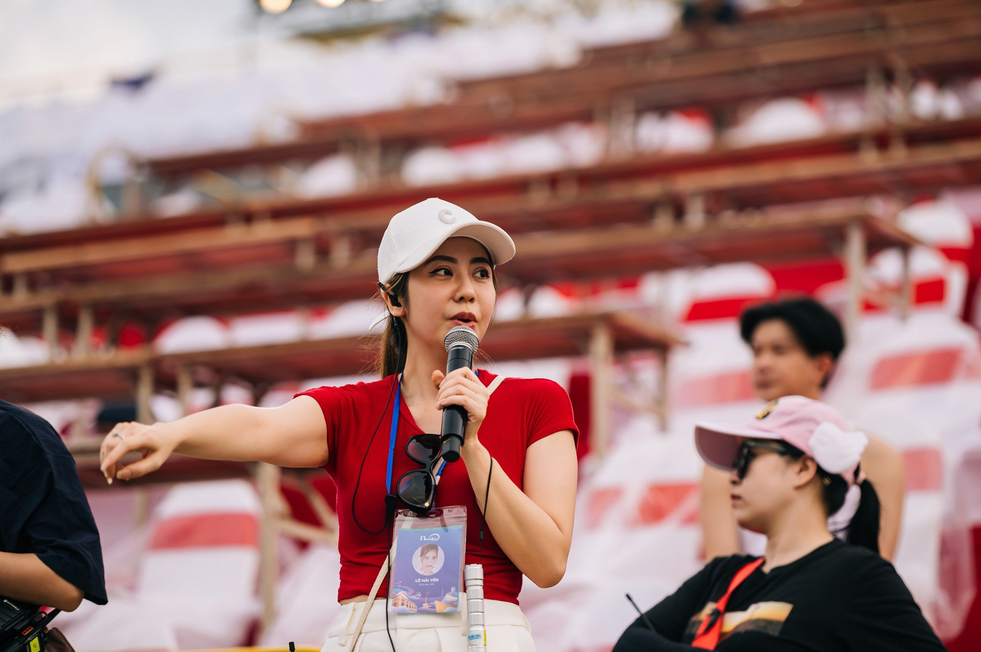 Tổng đạo diễn Lê Hải Yến đang chỉ đạo tập luyện.jpg