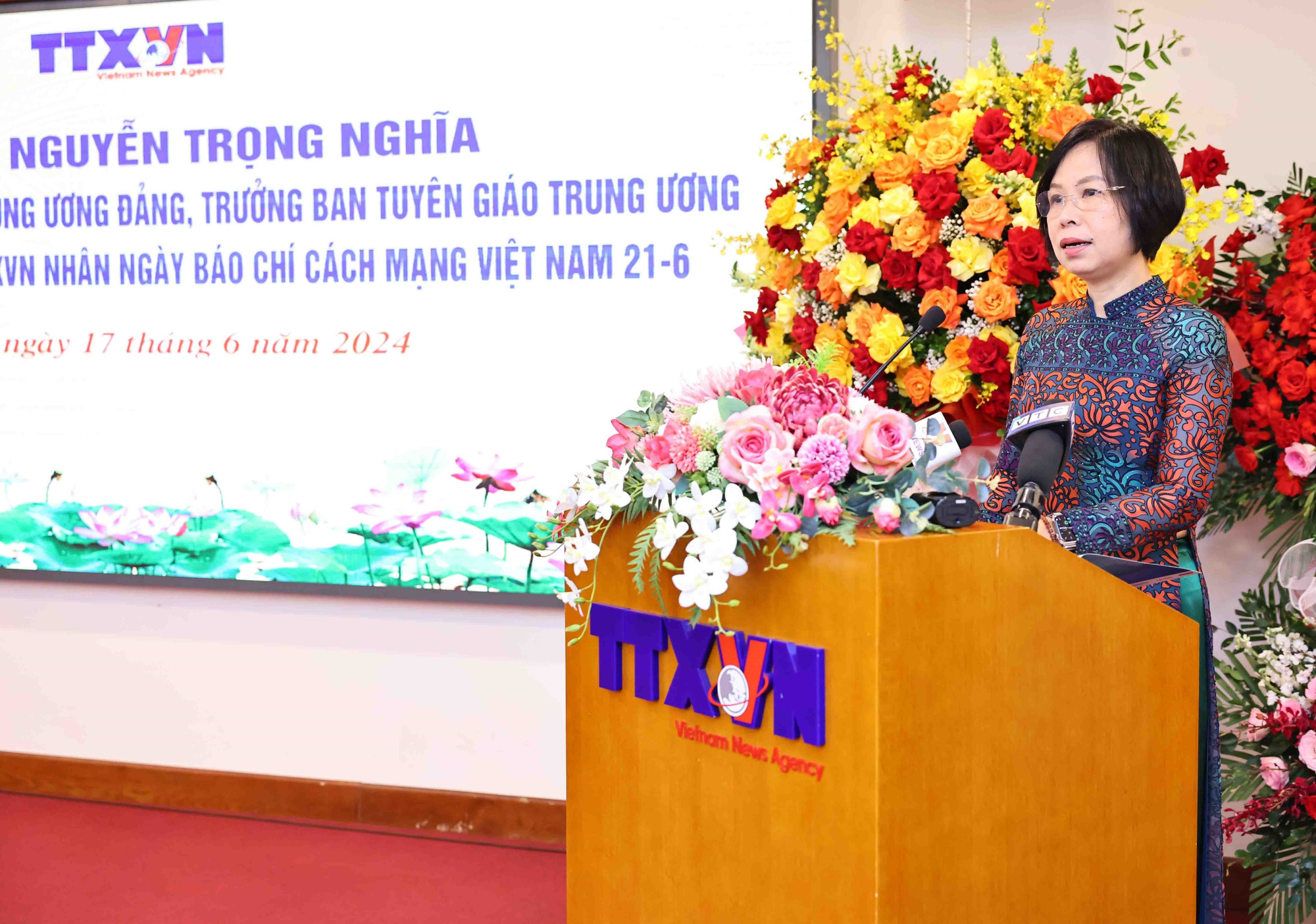 vna_potal_truong_ban_tuyen_giao_trung_uong_nguyen_trong_nghia_tham_chuc_mung_thong_tan_xa_viet_nam_7434158.jpg
