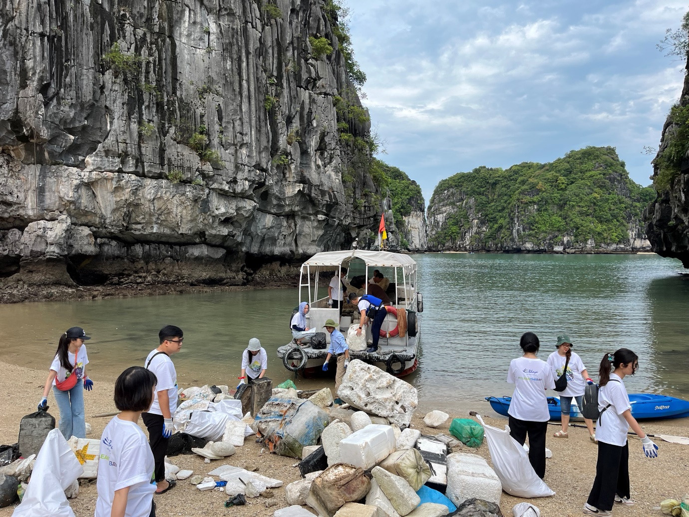 Các tình nguyện viên tham gia hoạt động dọn rác trên Vịnh Hạ Long. (Ảnh: CTV/Vietnam+)
