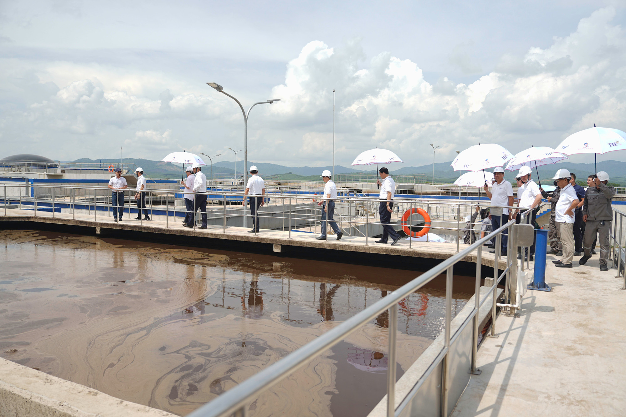 Các thành viên lớp bồi dưỡng cán bộ quy hoạch Ủy viên Ban Chấp hành Trung ương Đảng khóa XIV khảo sát tại Nhà máy xử lý nước thải của TH. (Ảnh: HV/Vietnam+) DSC03784.jpg