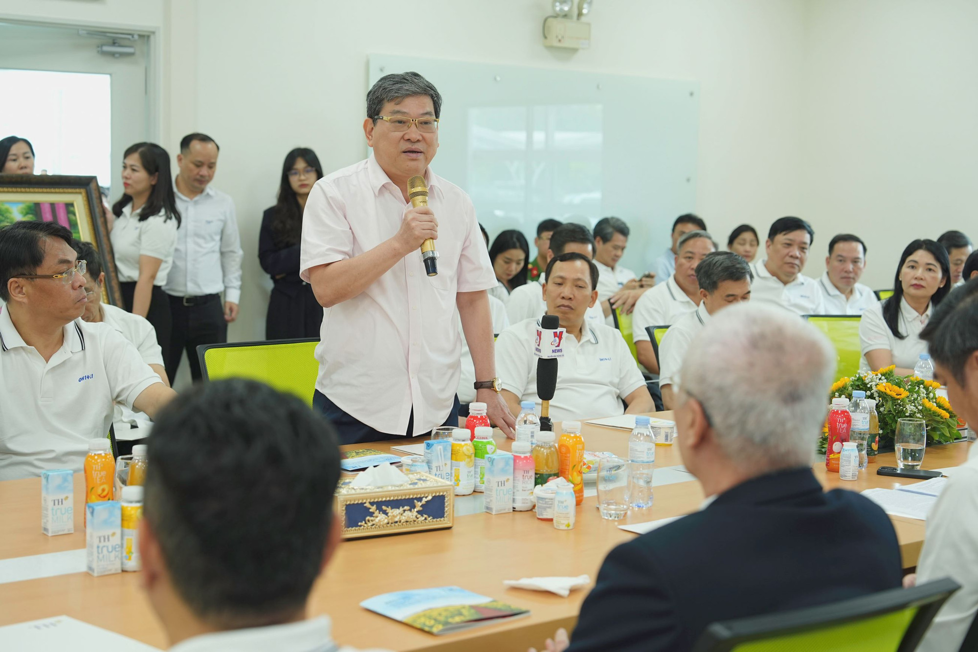 Phó Giáo sư - Tiến sỹ Nguyễn Duy Bắc, Phó Giám đốc Thường trực Học viện Chính trị quốc gia Hồ Chí Minh phát biểu trước khi đi khảo sát tại Tập đoàn TH. (Ảnh: HV/Vietnam+) vnp_TH 4.jpg