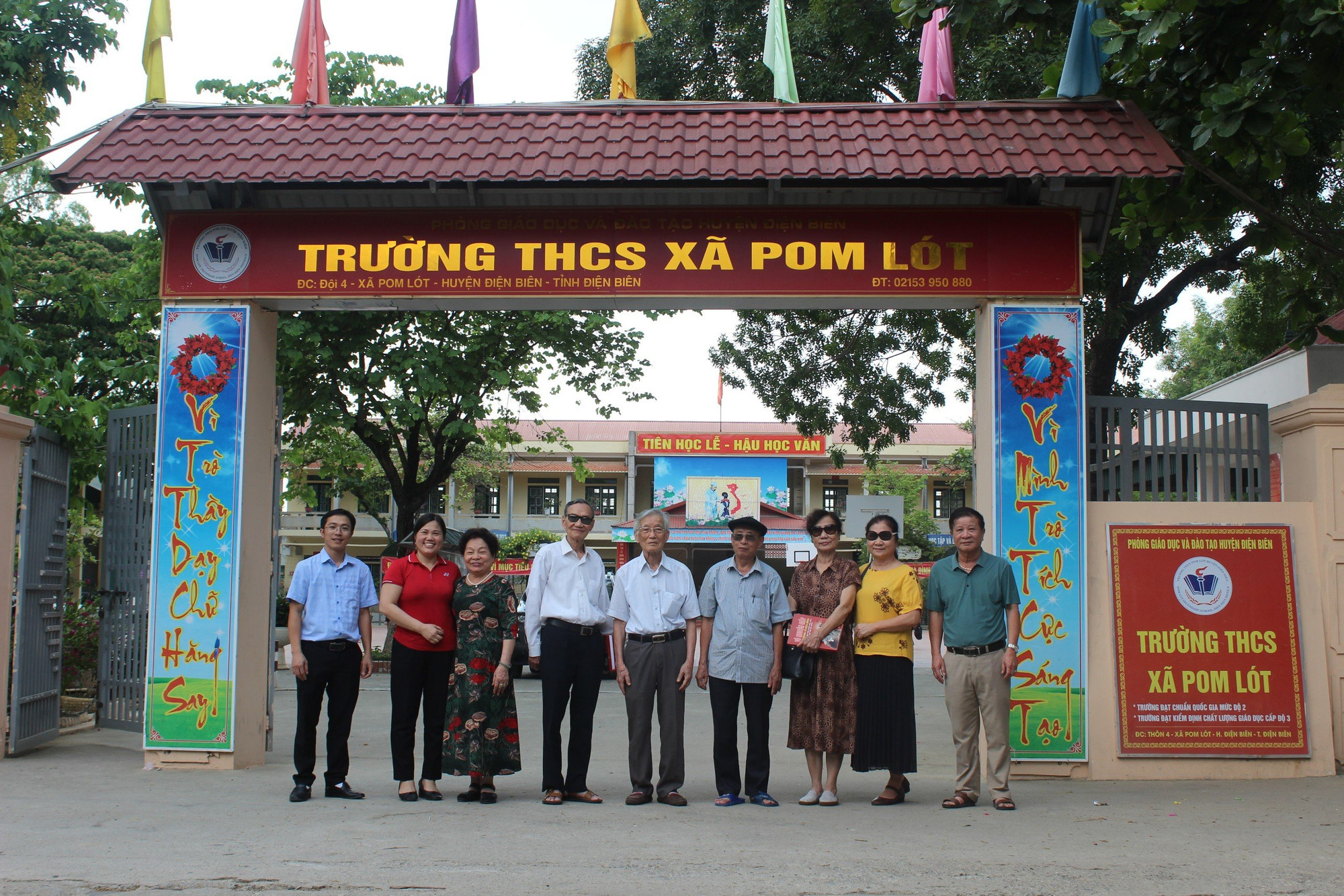 Trường Pom Lót gặp giaó viên cũ.jpg