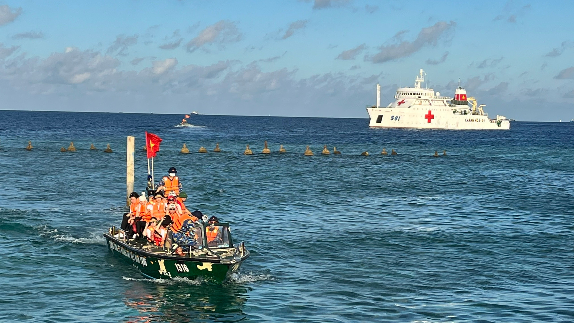 Sau 47 giờ lênh đênh trên biển, tàu 561 đưa Đoàn công tác số 11 đến với đảo Sinh Tồn Đông. (Ảnh: Hạnh Nguyễn/Vietnam+)