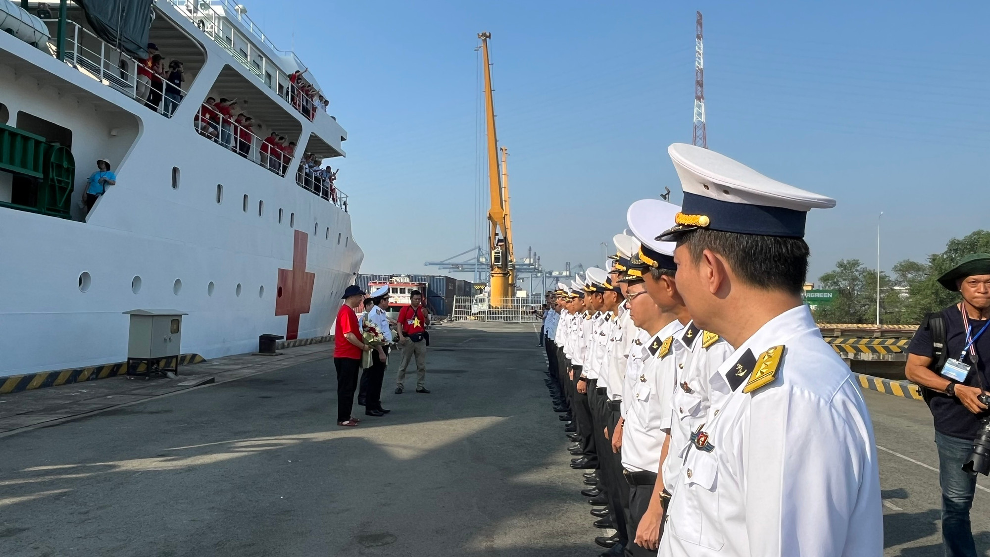 Quân ủy Trung ương, Bộ Quốc phòng, Bộ Tư lệnh Quân chủng Hải quân và chỉ huy các cấp, các ngành của Quân chủng thường xuyên giáo dục cho cán bộ, chiến sĩ phải nắm chắc nhiệm vụ và trách nhiệm của mỗi quân nhân đối với sự nghiệp bảo vệ chủ quyền biển đảo. (Ảnh: Hạnh Nguyễn/Vietnam+) khởi hành 1.jpg