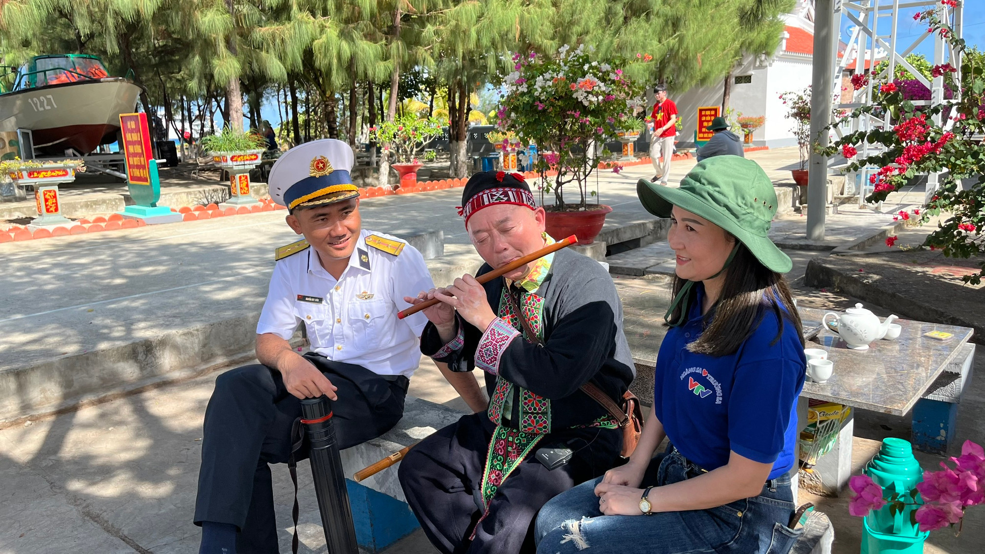 Đại biểu Đỗ Thuyên, Việt Kiều đến từ Cộng hòa Séc, lúc nào cũng sẵn lòng “réo rắt” cất lên khúc nhạc tràn đầy yêu thương. (Ảnh: Hạnh Nguyễn/Vietnam+) vnp_Len Đao 6.jpg