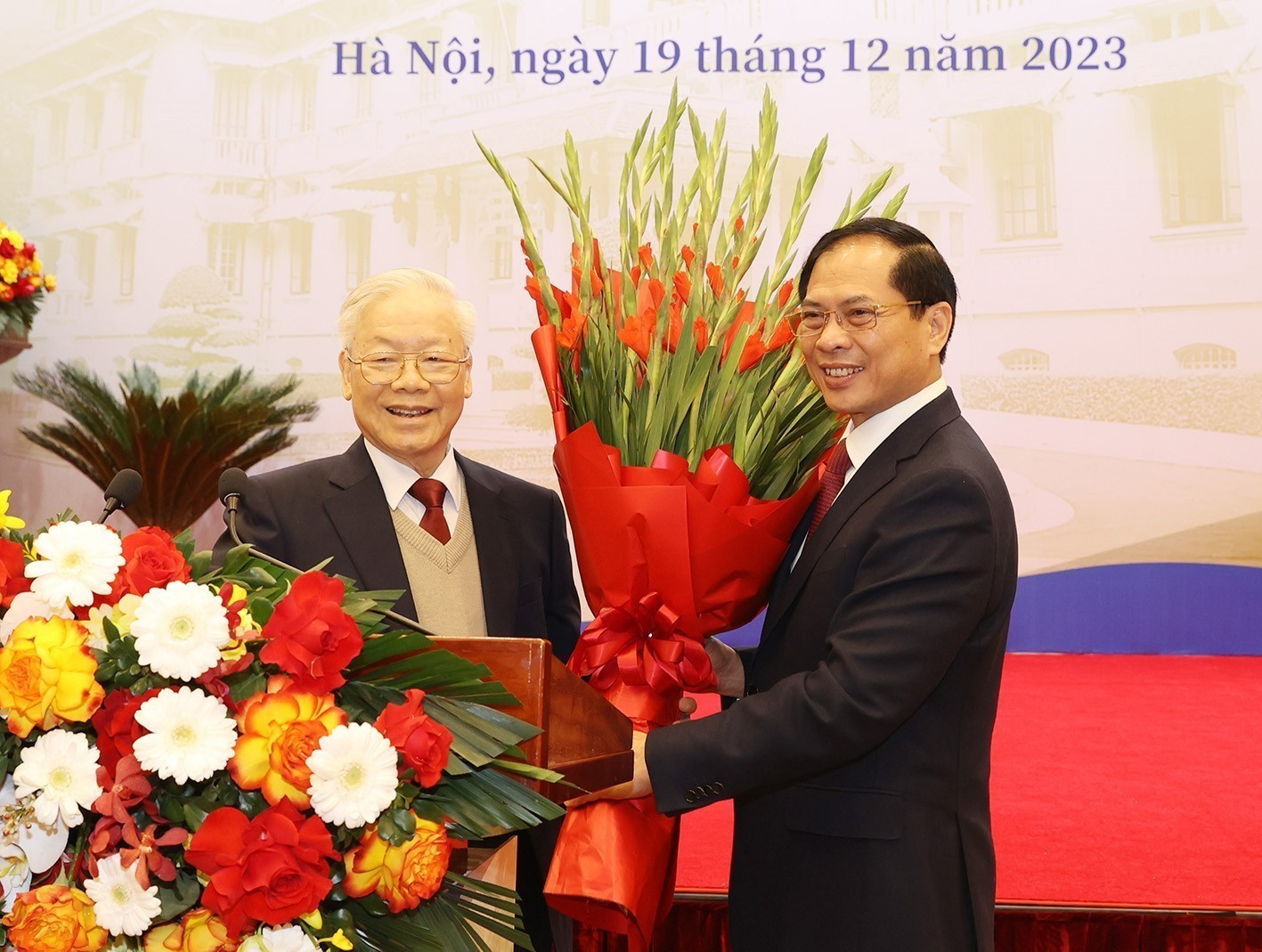 Bộ trưởng Bộ Ngoại giao Bùi Thanh Sơn chúc mừng Tổng Bí thư Nguyễn Phú Trọng đến dự Hội nghị Ngoại giao lần thứ 32. (Ảnh: Trí Dũng/TTXVN) ttxvn_bui thanh son tong bi thu nguyen phu trong.jpg