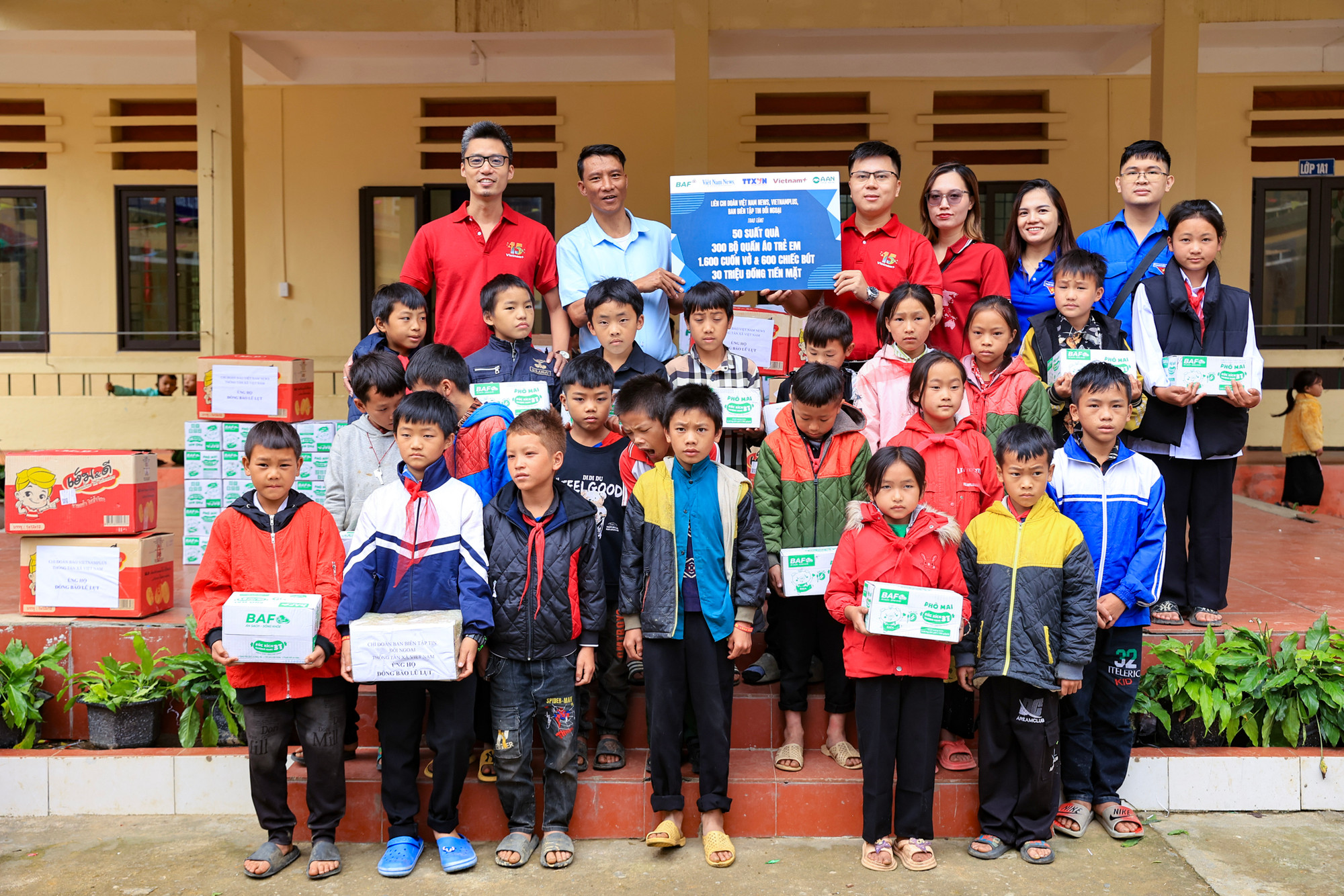 Đại diện liên Chi đoàn Báo Điện tử VietnamPlus, Báo Việt Nam News, Ban biên tập tin Đối ngoại trao quà tại Trường Phổ thông dân tộc bán trú Tiểu học và Trung học cơ sở Ngải Thầu. (Ảnh: Hoài Nam/Vietnam+)