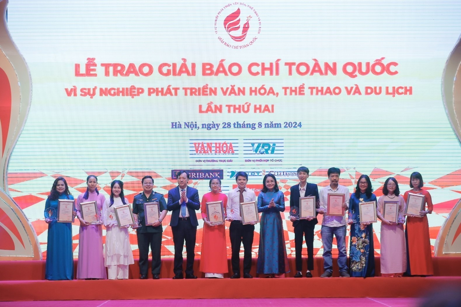 vna_potal_le_trao_giai_bao_chi_toan_quoc_“vi_su_nghiep_phat_trien_van_hoa_the_thao_va_du_lich”_lan_thu_hai_7562317.jpeg