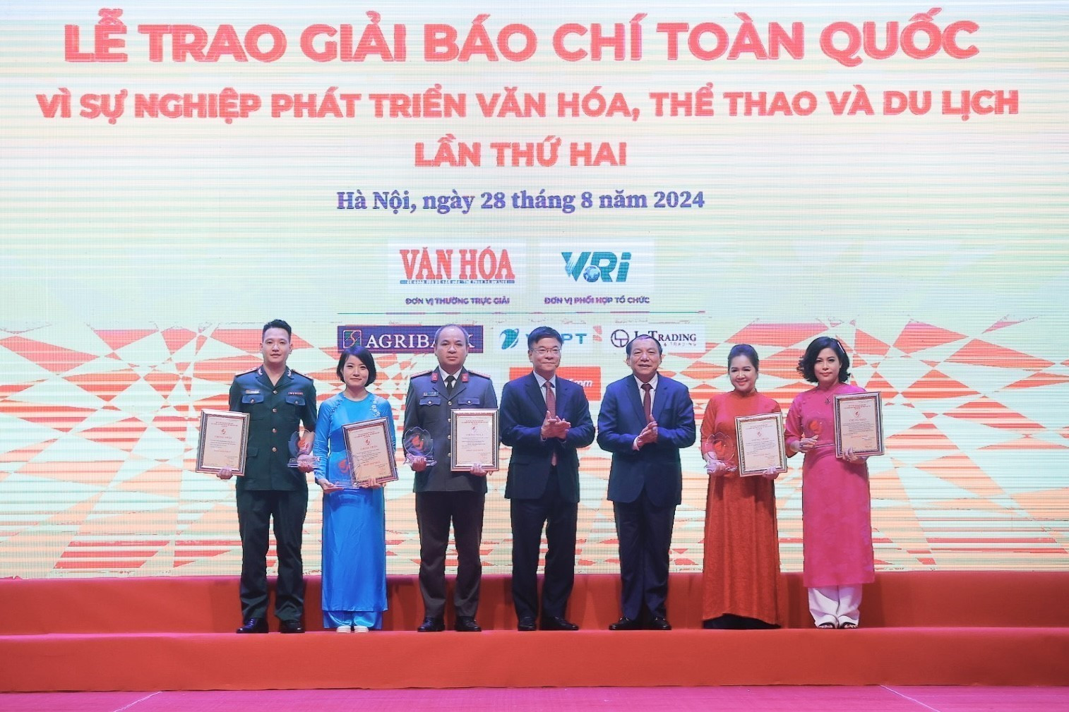 vna_potal_le_trao_giai_bao_chi_toan_quoc_“vi_su_nghiep_phat_trien_van_hoa_the_thao_va_du_lich”_lan_thu_hai_7562348.jpeg