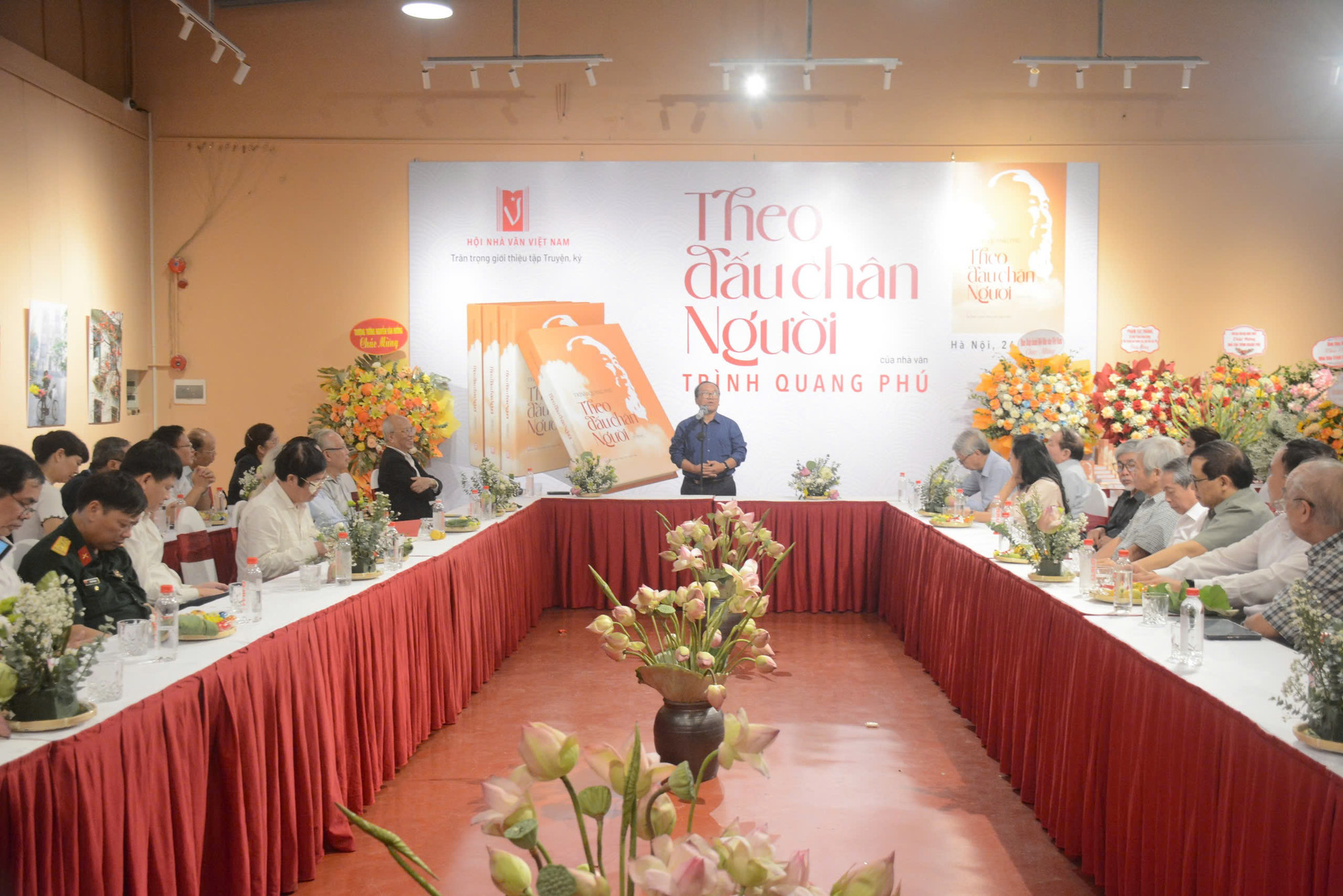 Buổi ra mắt sách "Theo dấu chân Người" tại Nhà xuất bản Hội Nhà văn, Hà Nội. Trong ảnh, nhà thơ Trần Đăng Khoa chia sẻ nhận định về tác phẩm. (Ảnh: CTV/Vietnam+) quangphu4.jpg