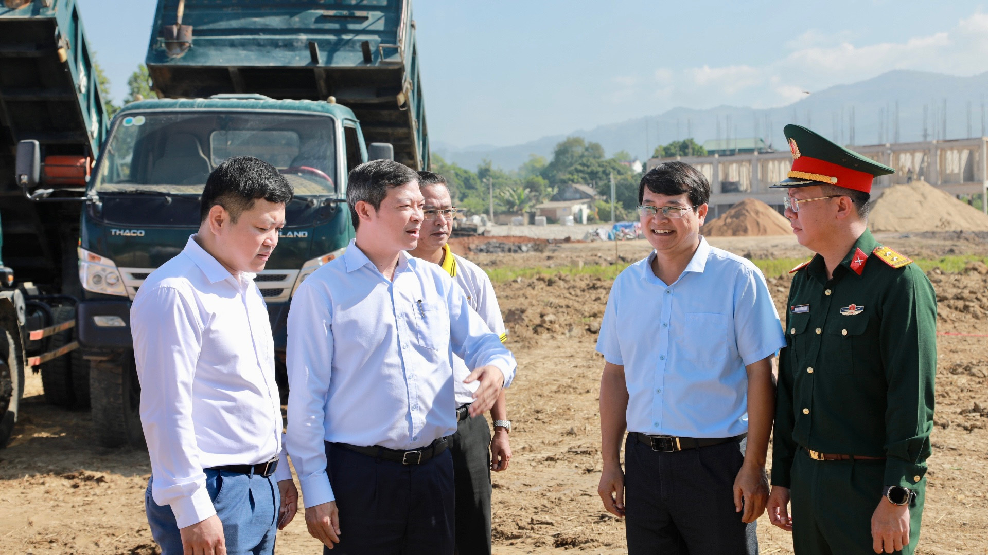 1. Ông Nguyễn Việt Hanh - Phó Tổng giám đốc Ngân hàng TMCP Bắc trao đổi cùng các bên liên quan tại lễ khởi công.jpg