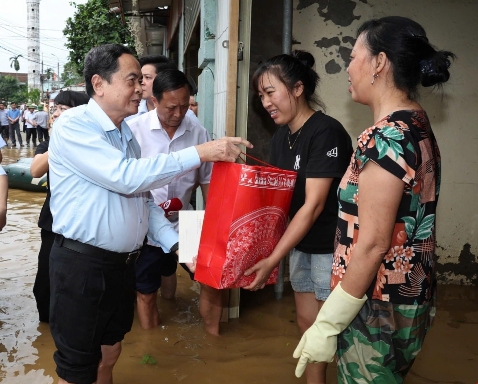 TTXVN_1409 Chu tich Quoc hoi bao lu.jpg