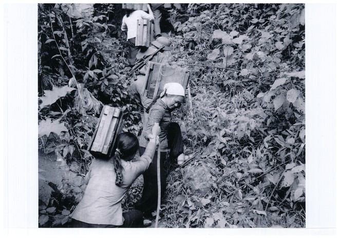 Những ngày đầu tiên khai phá đường Trường Sơn, bộ đội ta đã bí mật vạch tuyến đi qua những vùng núi hiểm trở, cheo leo với khẩu hiệu “đi không dấu, nấu không khói, nói không tiếng.” (Ảnh tư liệu) 3-2452.jpg